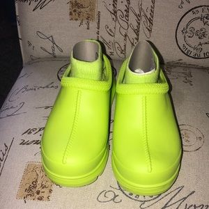 Ugg weather booties with sock and w/o sock lime green